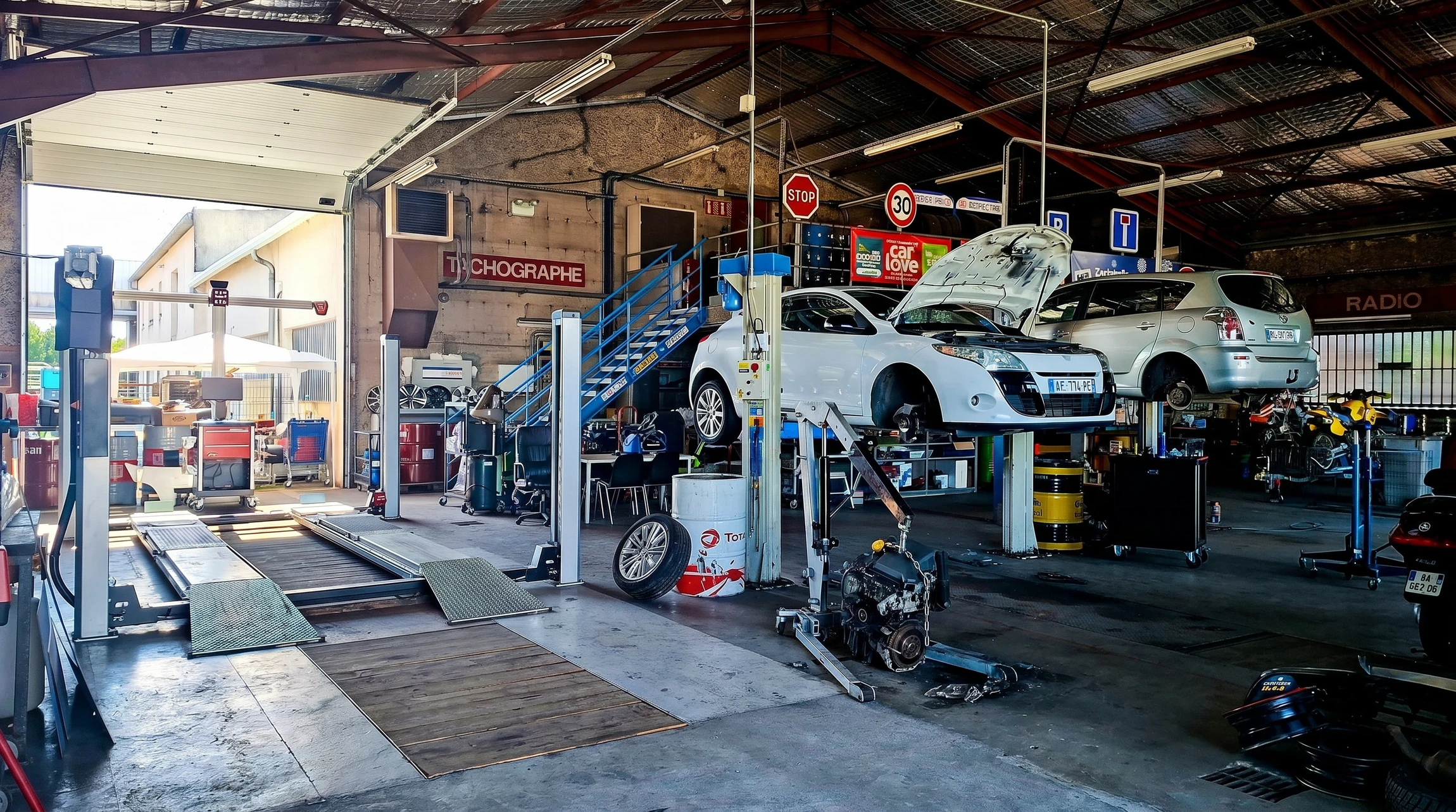 Photographie d'une réception de garage automobile accueillante et professionnelle, avec comptoir de service, personnel en uniforme garage ou tenue professionnelle accueillant un client. L'espace doit refléter un garage familial soigné et transparent, avec équipements modernes visibles en arrière-plan (fosses de réparation, outils professionnels) et une atmosphère chaleureuse. Lumière naturelle mettant en avant le professionnalisme et la confiance.